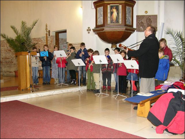 tdr den - Dti pod vedenm pana Slavka doprovodili odpoledn liturgii zpvem a hranm. - foto 1