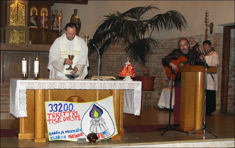 Farn den - Kytarou a hranm na varhany doprovzeli manel Lutkovi. - foto 27