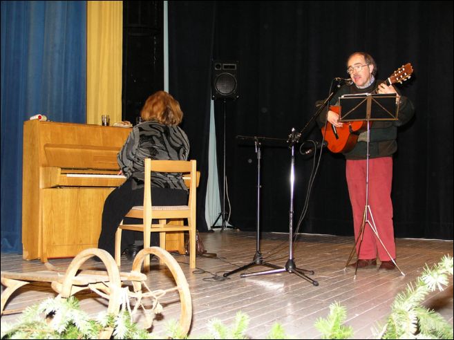 Farn den - Po prezentaci misijnho klubka a ivota farnosti znovu pispli k dobr atmosfe manel Lutkovi. - foto 56