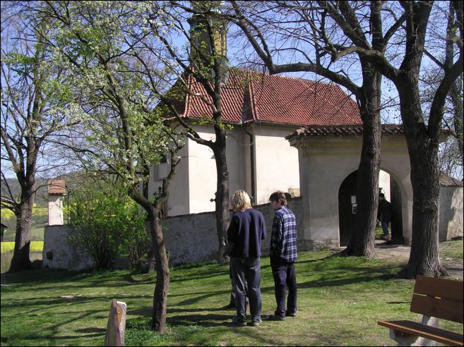 Poutn vlet do eskho krasu - U kostela sv.Jana Nepomuckho si pozorn vimaj hrobu Kji Maka. - foto 7