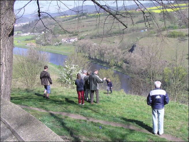 Poutn vlet do eskho krasu - Vedle kostela, kter zde v echch ji pln neslou svmu elu, je vyhldka.. - foto 8