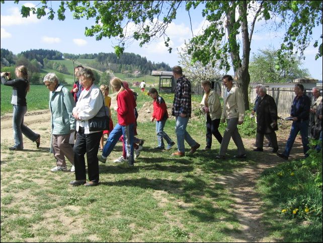 ehnn pol - Sotva projdeme branou hbitova.. - foto 2